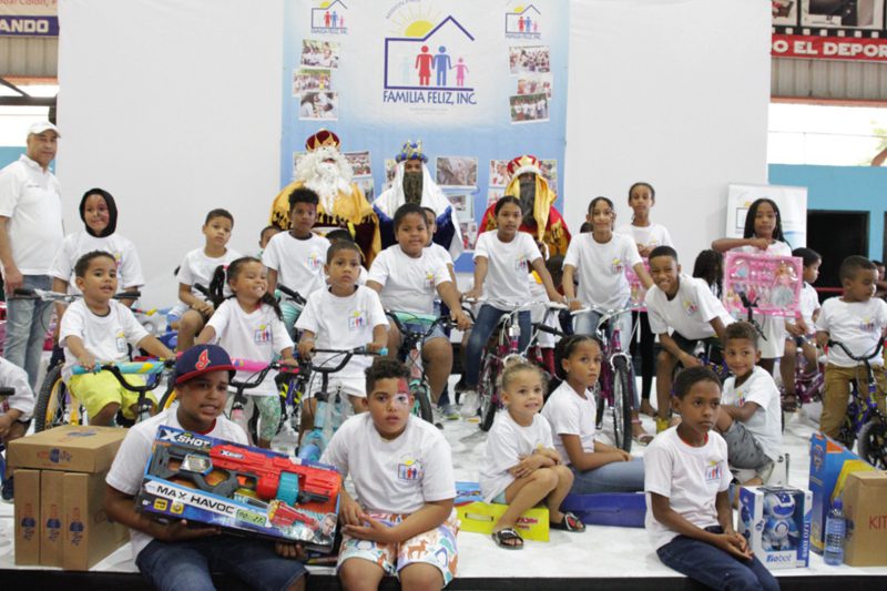Misión País Familia Feliz llevó alegría y juguetes a niños de Boston y de la República Dominicana