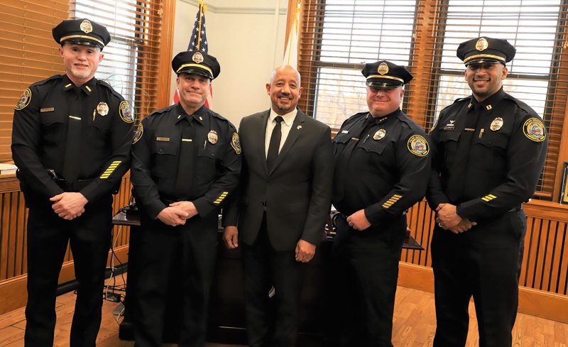 El alcalde Brian A. DePeña celebró en su despacho la juramentación de ascensos de cuatro oficiales activos en el Departamento de Policía de la Ciudad de Lawrence