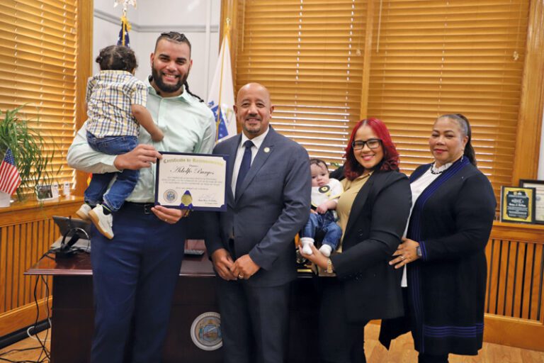 Alcalde premia al «Héroe de Lawrence»