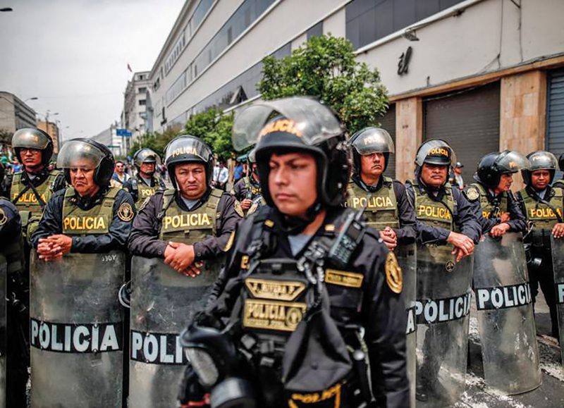 Policia de Peru en una protesta 