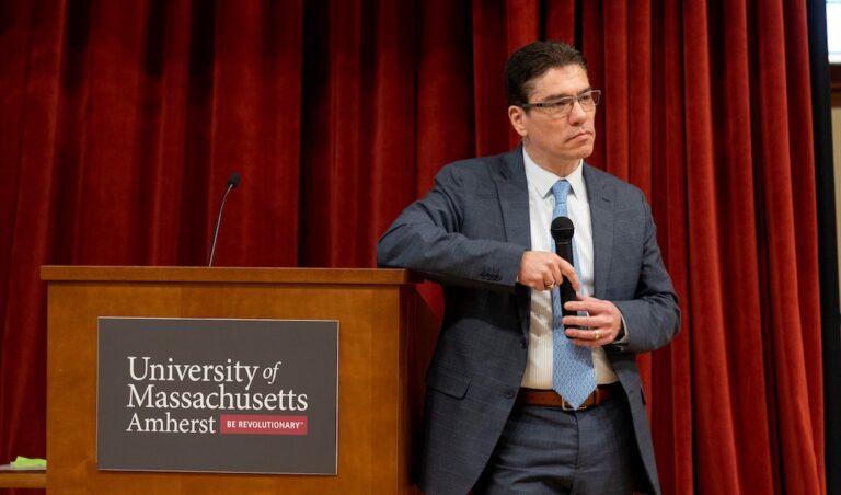 Recomiendan Latino Para Liderar UMass Amherst