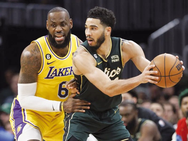 Jayson Tatum con Lebron James