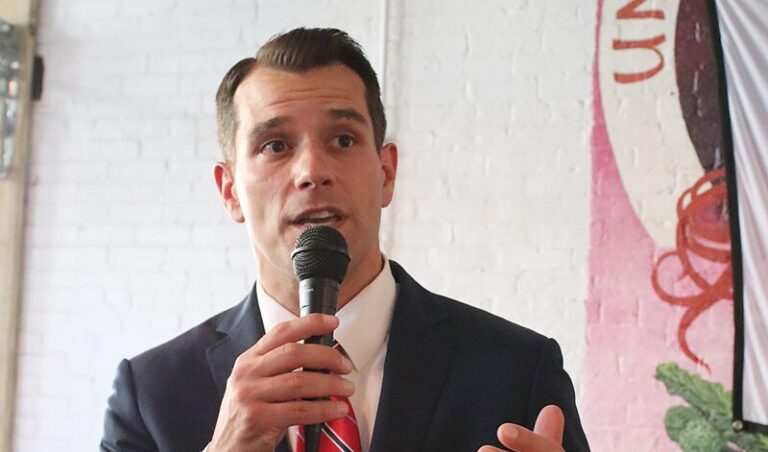 el alcalde de Lynn Jared Nicholson.