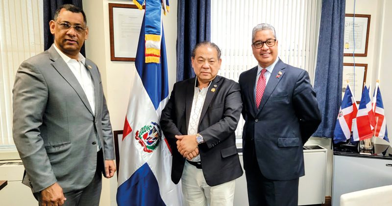 El Cónsul dominicano en Boston, Enrique García, Elvins Ho, enlace de la comunidad Masónica Dominico-China, y el director de INDEX-Boston, Oscar Guerrero.
