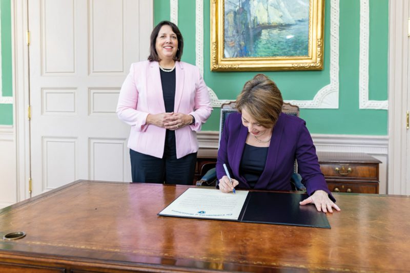 Maura Healey firma su primera proclamación como gobernadora