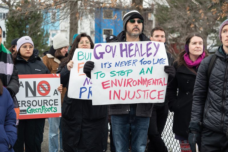 Grupos de manifestantes salieron a las calles para pedir a la gobernadora Maura Healey detener la construcción de una subestación de Eversource en East Boston