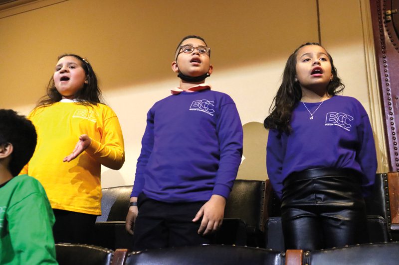Por primera vez, lo que surgió como una asociación entre las escuelas públicas de Chelsea y el Coro de Niños de Boston, continuará este año escolar con la esperanza de aumentar la participación estudiantil en los próximos años. Su primera actuación en el Boston Symphony Hall en el día del Dr. Martin Luther King, Jr. fue espectacular.