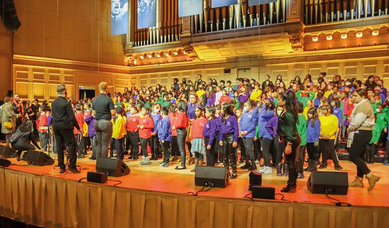 Por primera vez, lo que surgió como una asociación entre las escuelas públicas de Chelsea y el Coro de Niños de Boston, continuará este año escolar con la esperanza de aumentar la participación estudiantil en los próximos años. Su primera actuación en el Boston Symphony Hall en el día del Dr. Martin Luther King, Jr. fue espectacular.