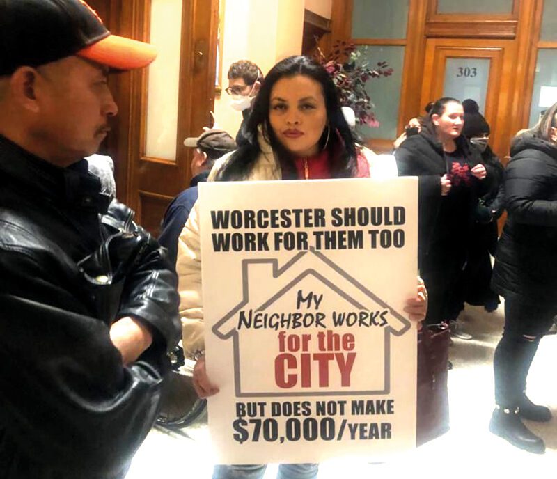 Decenas de personas de la comunidad latina de Worcester con carteles y pancartas en manos ocuparon gran parte del tercer piso de la alcaldía de la ciudad para demandar a las autoridades locales un mayor control en los precios de los alquileres.