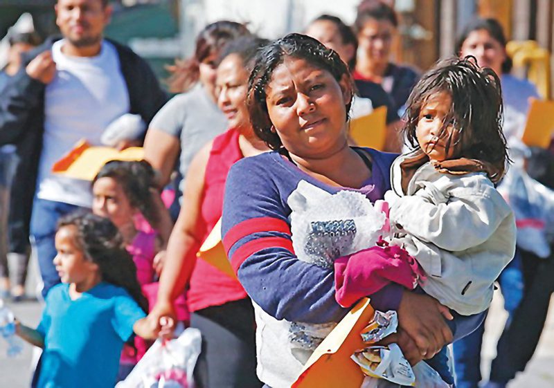 Mujer immigrante con su hija.
