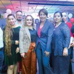 Activista salvadoreña con la gobernadora Maura Healey y otros miembros de la comunidad.