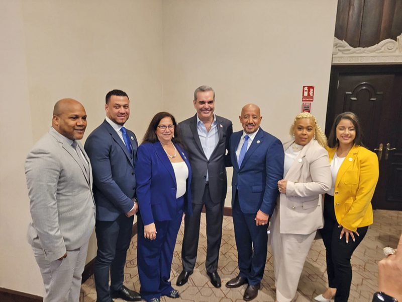 Ana Levy en una reciente visita a República Dominicana con el presidente Luis Abinader, el alcalde de Lawrence, Brian de Peña, entre otras personas.
