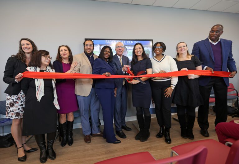Celebran nueva sede de emblemático instituto de inglés gratis en Boston