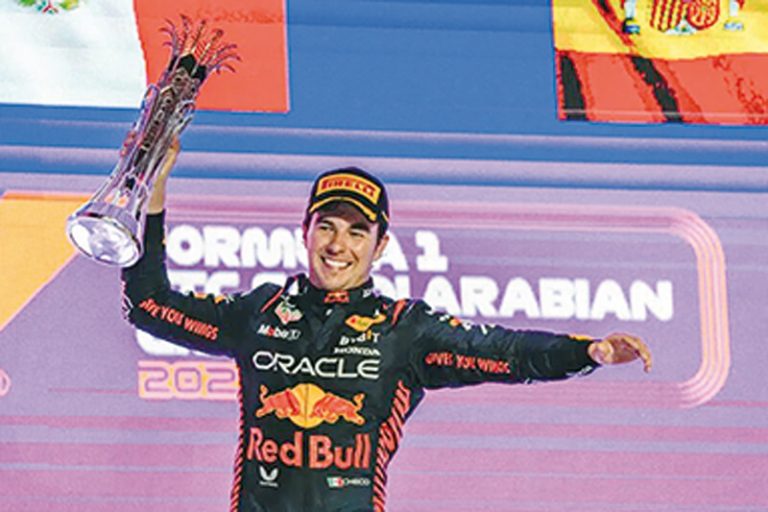 Checo Pérez con su trofeo
