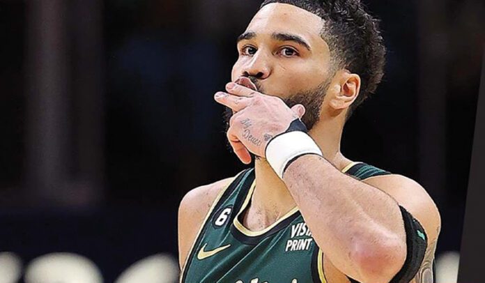 Jayson Tatum celebra un triple