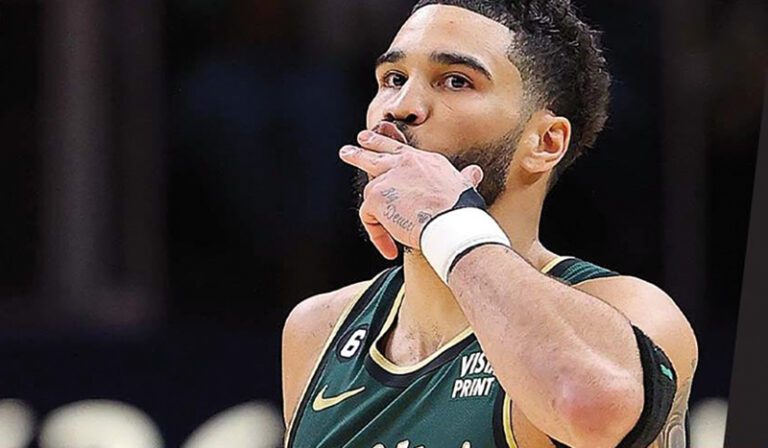 Jayson Tatum celebra un triple