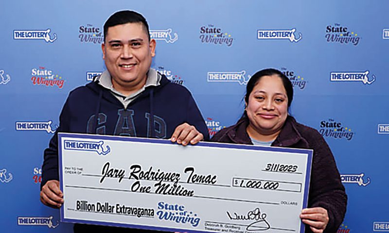 Jary Rodríguez Temac y su esposo Marlon, reclamaron el premio en la sede de la Lotería de Massachusetts en Dorchester, contagiados por la alegría