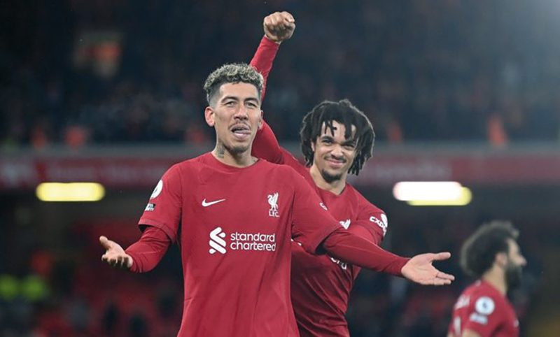 Jugadores de Liverpool celebran goleada