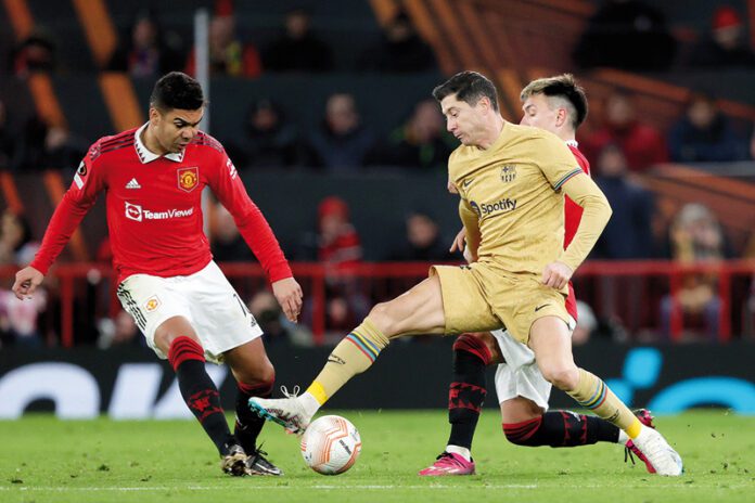 23_Dept-Barcelona eliminado Robert Lewandowski contra defensas del Manchester United