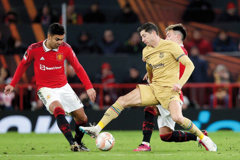 Robert Lewandowski contra defensas del Manchester United