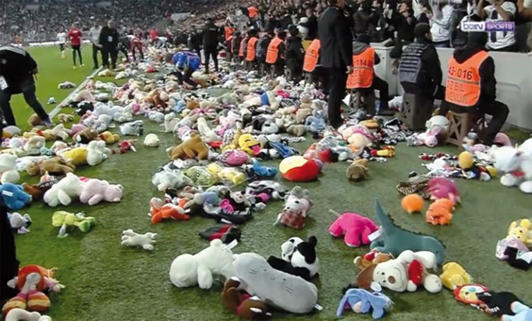 Entre protestas y homenaje a las víctimas del terremoto