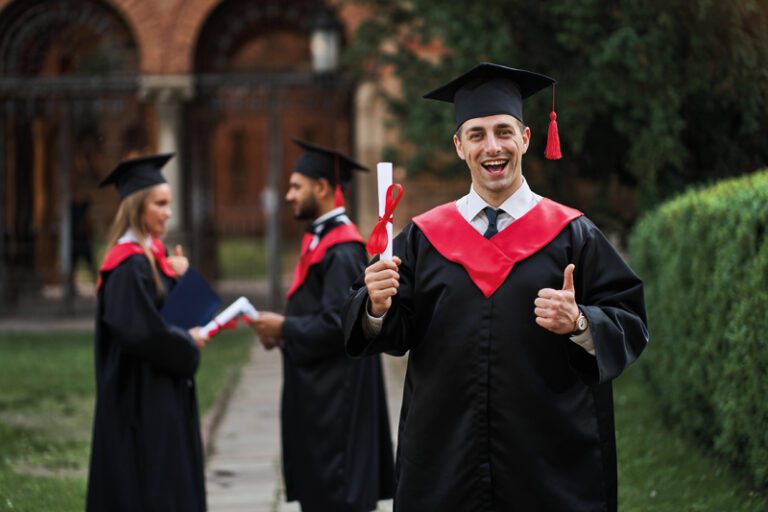 Universitarios en graduación.