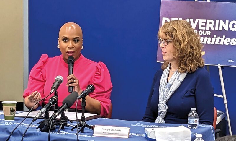 La congresista Ayanna Pressley, activistas y sobrevivientes del atentado con bomba en el maratón de Boston, celebraron la aprobación de la Ley de Respuesta de Salud Mental.