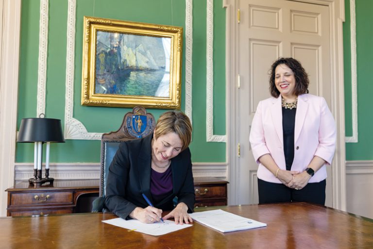 Gobernadora Healey firma presupuesto suplementario de $389 millones