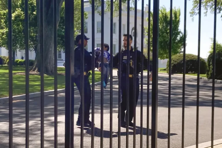 Niñito se infiltra por la cerca de la Casa Blanca