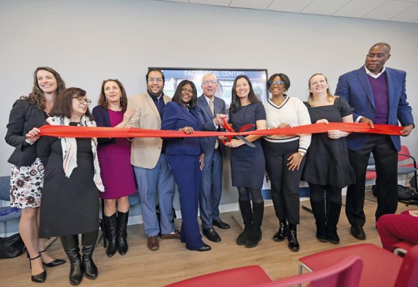 Inaugura centro de educación para adultos en Jamaica Plain