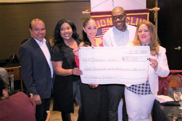Merrimack Voley recibe donativo del Club de Leones de Lawrence.
