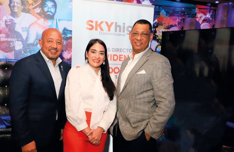 Alcalde Brian DePeña, Cesarina Beauchamp y el cónsul dominicano en Boston, Enrique García.