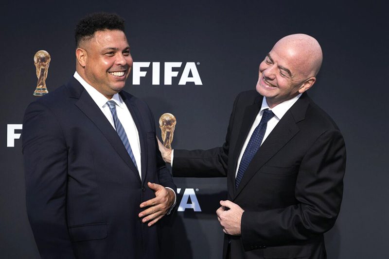 Ronaldo Nazario con el presidente de la FIFA