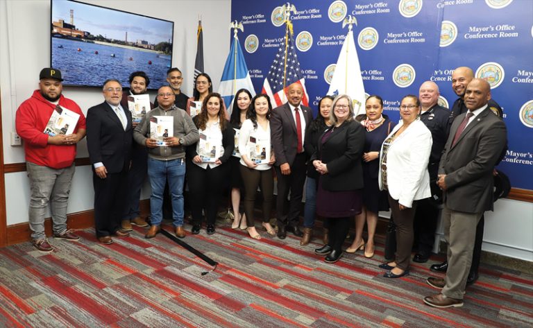Un total de $185,000 serán otorgados en subvenciones a siete negocios locales, incluidos Carol Jewelry Inc., Lu's Cafe and Bakery Inc., New York Nails Design, Restaurante Japu, Restaurante La Nueva Tambora, La Grekka Cafe Art & Lounge, y La Barra Coffee Shop/Cavallo Deli. Estas empresas utilizarán los fondos de la subvención para realizar varias mejoras en el frontis de sus locales, lo que beneficiará a las empresas y mejorará la apariencia general del centro de Lawrence, según anunciaron el alcalde Brian A. DePeña junto con Lawrence TDI Partnership de MassDevelopment y el Departamento de Desarrollo Comunitario de la Ciudad. El financiamiento fue posible gracias al programa local de la Iniciativa de Desarrollo Transformador (TDI) de MassDevelopment, que en febrero de 2023 otorgó más de $1.5 millones en subvenciones a 13 organizaciones, incluidos $125,000 a Lawrence Partnership (el agente fiscal del programa de Lawrence) en colaboración con el alcalde DePeña y el Departamento de Desarrollo Comunitario. Al combinar $60,000 adicionales en fondos de subvención restantes del Distrito TDI anterior, Lawrence TDI Partnership pudo expandir el alcance del programa a lo largo de Essex Street más allá de los límites actuales del Distrito TDI. Lawrence TDI Partnership recibió un total de 50 solicitudes y se sometió a un proceso de revisión exhaustivo, que incluyó calificar cada solicitud según sus pautas. Las subvenciones oscilarán entre $ 10,000 y $ 30,000 para cada negocio seleccionado. Para garantizar el éxito de esta iniciativa de TDI Local, Lawrence TDI Partnership ha solicitado el apoyo del arquitecto local, José Melo, para ayudar con la fase de diseño de los proyectos adjudicados. Tras el anuncio de los ganadores, Melo ayudará a definir los criterios para los diseños de escaparates. Una vez completada la fase de diseño, los dueños de negocios trabajarán con los contratistas seleccionados de su elección para producir las mejoras de señalización y fachada.