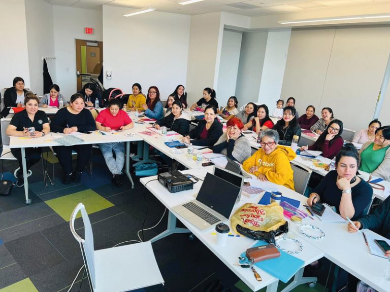42 madres se gradúan de clases de inglés
