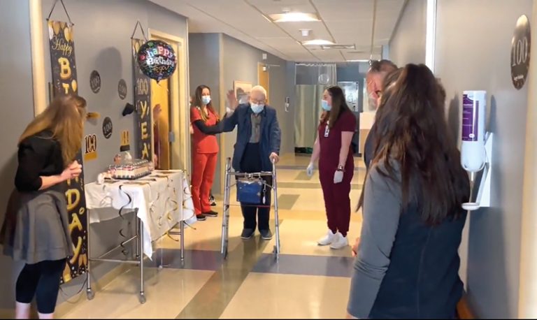 Conmovido por su increíble resiliencia, el personal de oncología radioterápica del Mass General Cancer Center en el Hospital Wentworth-Douglass honró al paciente John Robinson