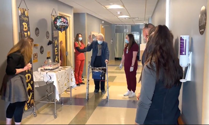 Conmovido por su increíble resiliencia, el personal de oncología radioterápica del Mass General Cancer Center en el Hospital Wentworth-Douglass honró al paciente John Robinson 