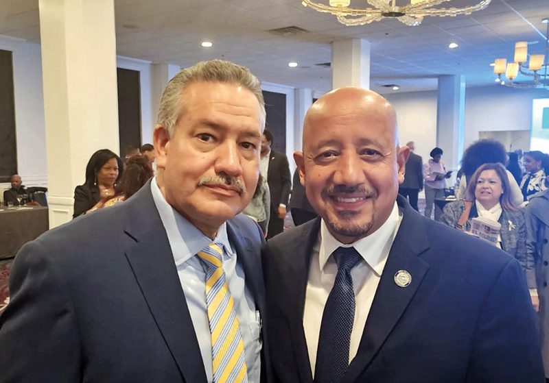 Luis Cruz y Brian DePeña alcalde de Lawrence