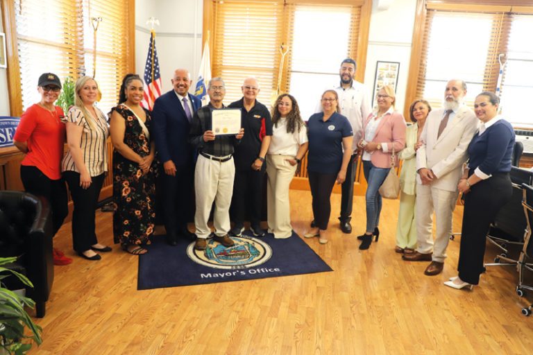 Alcalde Brian A. DePeña entregó un reconocimiento especial al veterano locutor dominicano.