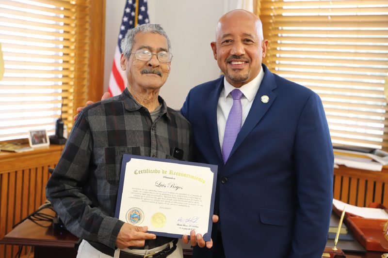 Alcalde Brian A. DePeña entregó un reconocimiento especial al veterano locutor dominicano. 