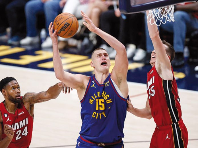Nuggets derrotan a los Heat