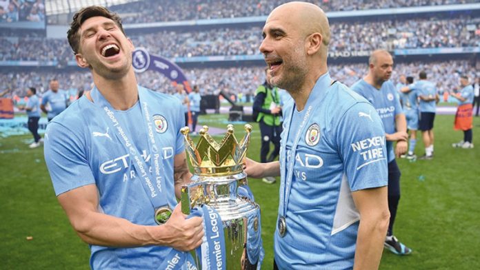 pep Guardiola y John Stones de Manchester City