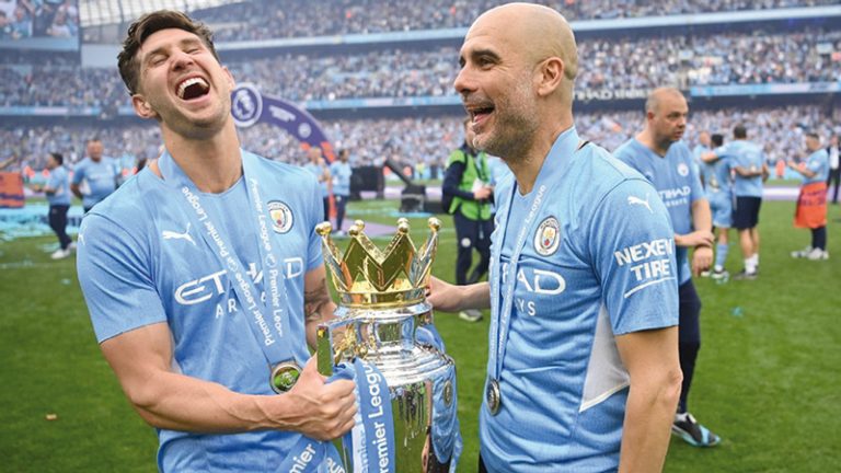 pep Guardiola y John Stones de Manchester City