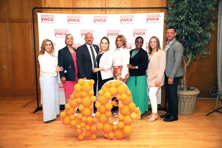 Lawrence YWCA evento celebrando mujeres