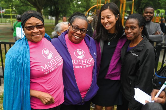 Michelle Wu con mujeres de la comunidad