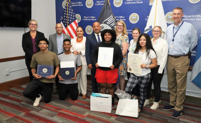 Los ganadores de la Beca Keolis 2023 en Lawrence son: · Julián Rosario, Universidad de Husson · Lindsay López, Universidad Simmons · Dairin Bautista, UMass Amherst · Alexander Paredes, UMass Lowell · Walky Felipe, Instituto Politécnico Rensselaer