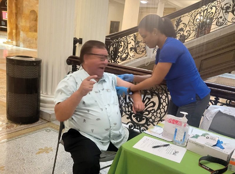 Max Torres, editor de El Mundo Boston, recibiendo la sexta vacuna contra el COVID-19 en la Casa del Estado.