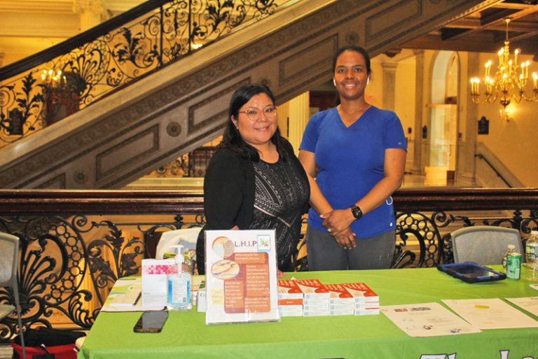Christy Torres, gerente de programas de Latino Health Insurance Program, y enfermera Cinzie Innocent.