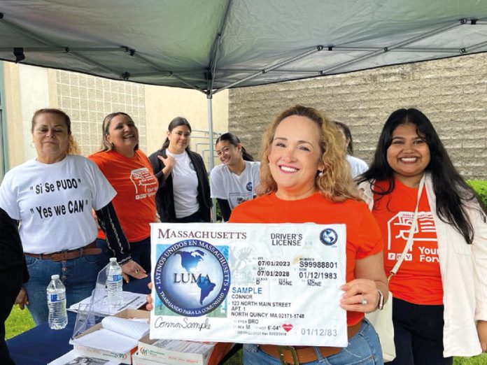 Lucy Pineda ayudando a la gente conseguir licencias