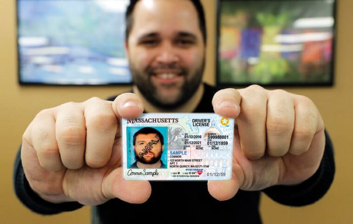Hombre con licencia de conducir